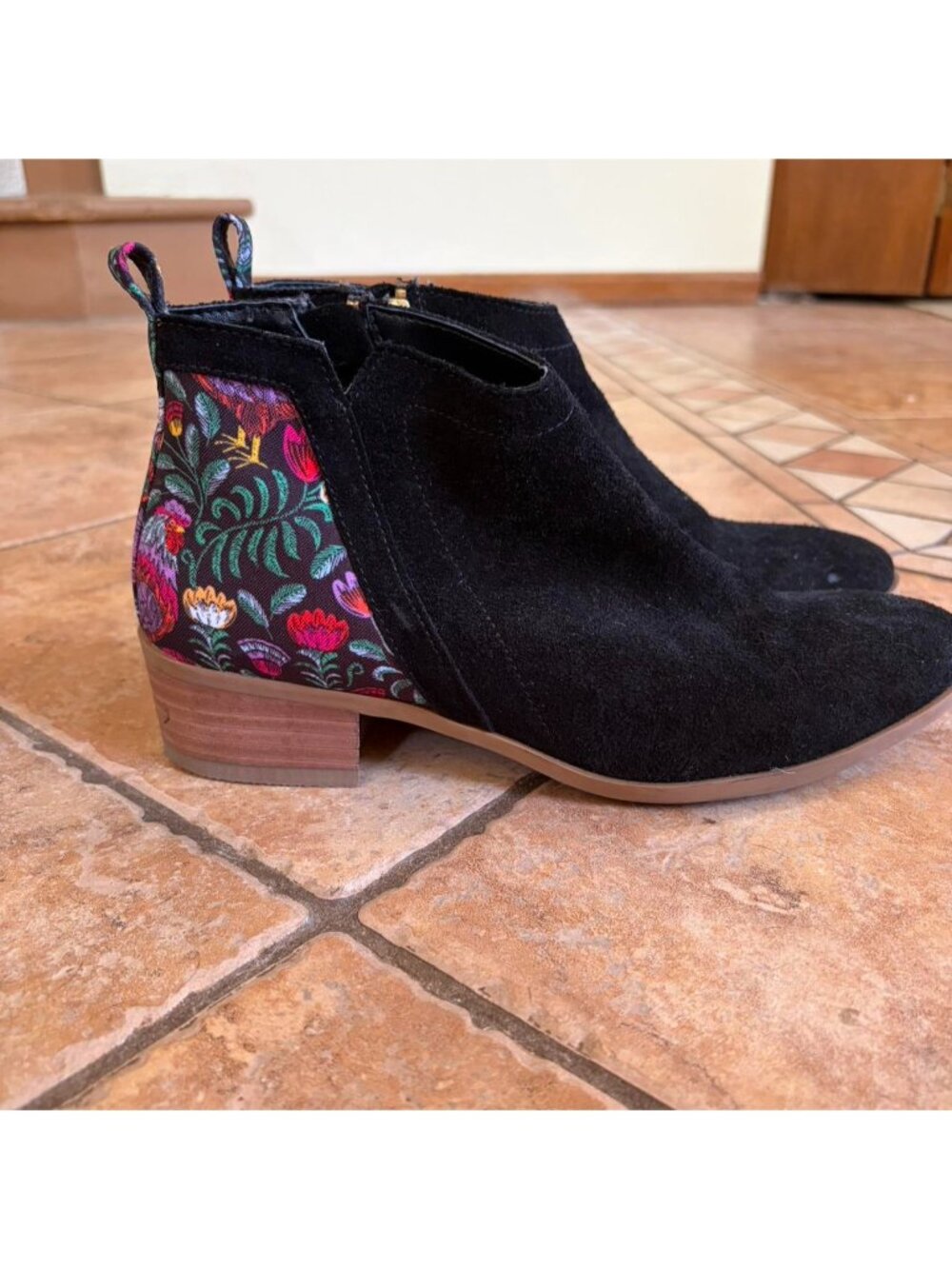 The Rooster Bootie features:Inkkas Rooster Booties size 9